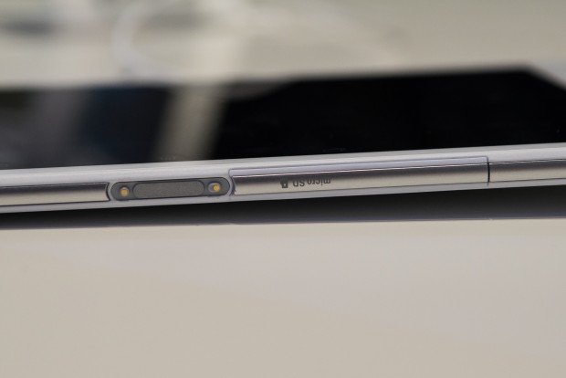 Hinter dieser Klappe verbergen sic die Slots für Micro-SD-Card und SIM-Karte (Bild: Fabian Hamacher/Golem.de)